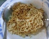 Foto langkah ke 2 dari resep Nasi Putih, Dadar Mie, Sosis Goreng (Bekal Makan Anak).