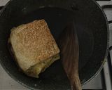 Foto langkah ke 5 dari resep Bacon Egg Cheese Sandwich.