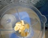A picture of step 1 of Banana crepes.