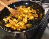 Une image de l'étape 6 de Poulet au curry,poivrons tricolores et pruneaux.