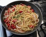Foto del passaggio 3 della ricetta Linguine con calamari e datterini