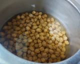 A picture of step 1 of Lahori Chikar Cholay.