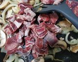 Foto langkah ke 2 dari resep Beef Stroganoff.