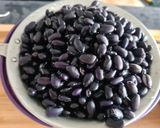 Foto del paso 1 de la receta: Frijoles negros con arroz integral y ensalada