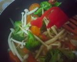 Foto langkah ke 5 dari resep Cah Jamur Brokoli Wortel.