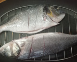 Foto del paso 2 de la receta: Dorada o lubina al horno con crema de salsa de pescado