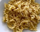 Foto del paso 1 de la receta: Ensalada de pasta con salpicón y aguacate