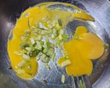 Foto langkah ke 3 dari resep Dadar Telor Terong Ungu.