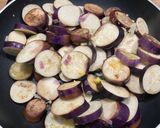 Une image de l'étape 1 de Aubergine poêlée.