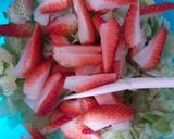 Foto del paso 2 de la receta: Ensalada de lechuga, piña y fresas