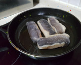 Foto del paso 4 de la receta: Lomos de merluza con langostinos