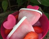 Foto langkah ke 2 dari resep Strawberry Popsicles.