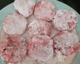 Foto del paso 2 de la receta: Albóndigas de cerdo con uvas manzanas y espaguetis