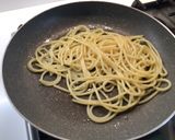 Foto del passaggio 6 della ricetta Spaghettoni con Triglia, Crema di Peperoni Piccante e Datterini Confit