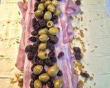 Foto del paso 2 de la receta: Trenza de hojaldre rellena de jamón, bacon, pasas y aceitunas