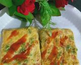 অমলেট র‍্যাপড টোস্ট (omelette wrapped toast recipe in Bengali) রেসিপি ধাপ - 6 ছবি