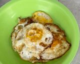 Foto langkah ke 1 dari resep Telur Ceplok Kuah Santan.