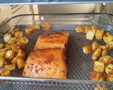 Foto del paso 2 de la receta: Salmón especiado con papas en freidora de aire