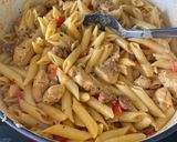 Csirkés kolbászos rigatoni recept fázis 4 fotója