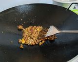 Gambar langkah 3 resipi Nasi Goreng Ikan.