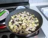 Foto del passaggio 3 della ricetta Pollo con mela uvetta e frutta secca