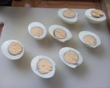 Foto del paso 1 de la receta: 261.Huevos rellenos de anchoas y queso rallado