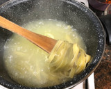 Foto del paso 2 de la receta: Tagliateles al pesto con pechuga de pollo y bolas de mozzarella