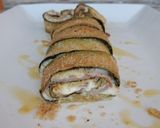Foto del passaggio 2 della ricetta Rotolini di zucchine crudo e formaggio magro