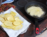 Foto del paso 3 de la receta: Jamoncitos de pollo con panaderas de calabacín y papas