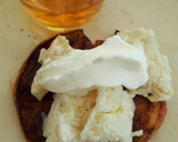 Foto del paso 4 de la receta: Manzana asada en barbacoa con topping de helado y nata
