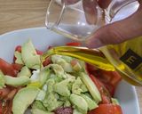Foto del paso 5 de la receta: Ensalada de Burrata, aguacate, tomate y cebolla