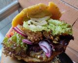 Foto del paso 10 de la receta: Arepa🫓 rellena de berenjena🍆 ahumada, vegetales🧅🍅🥙 y aderezo🤔