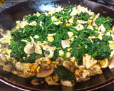 Foto del paso 3 de la receta: Arroz salteado con pechuga de pavo, espinacas y champiñones