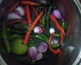 Foto langkah ke 2 dari resep Cumi Asin Cabe Ijo.