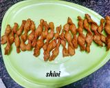 A picture of step 5 of Moong dal ke twisted namak pare.