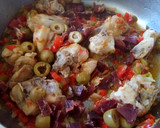 Foto del paso 5 de la receta: Pollo en salsa con aceitunas verdes y jamón