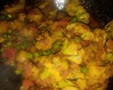 गोभी मटर आलू सब्ज़ी (gobi matar aloo sabzi recipe in Hindi) रेसिपी चरण 3 फोटो