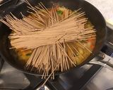 Une image de l'étape 16 de Soupe asiatique aux nouilles de saba, crevettes, légumes et menthe.