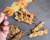 Une image de l'étape 3 de Brochettes de crevettes et ananas au graines de sésame.