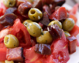 Foto del paso 3 de la receta: Ensalada alicantina de tomate y salazones