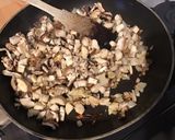 Une image de l'étape 4 de Champignons monstres farcis (oignon de roscoff,salicornes,sauce tomate maison,épices).