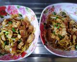 รูปขั้นตอนการทำที่ 8 ของ ผัดหมี่แห้งสามชั้นคั่วหมูกรอบเครื่องแน่น เฮงเฮงเฮง