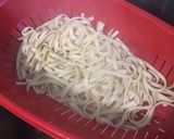 Une image de l'étape 2 de Tagliatelles au saumon, oignon rouge et vodka.