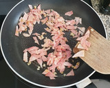 Foto del paso 1 de la receta: Espaguetis con bacon y bechamel con nata