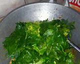Foto langkah ke 7 dari resep Bupet (Bunga PEpaya Teri) daun singkong.
