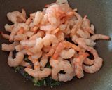 Foto del passaggio 4 della ricetta Gamberi Saltati con Aglio e Prezzemolo 🦐☘️