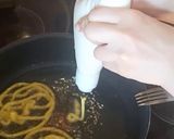 Une image de l'étape 4 de Zlabia sans gluten enrobée de sirop de miel.