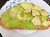 Tostada de huevo y aguacate