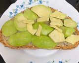 Foto del paso 2 de la receta: Tostada de huevo y aguacate