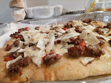 Pizza con salsiccia funghi porcini e Carpaccio di parmigiano